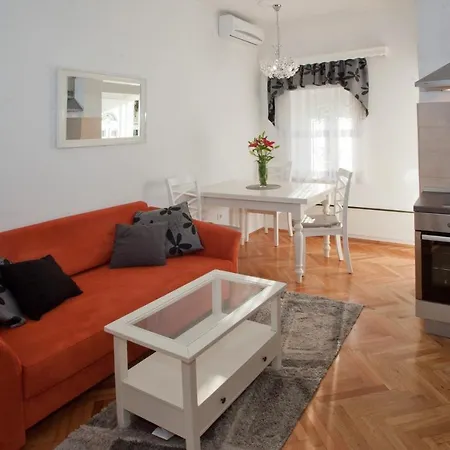 Lägenhet Modern Apt With Large Garden & Parking In Center