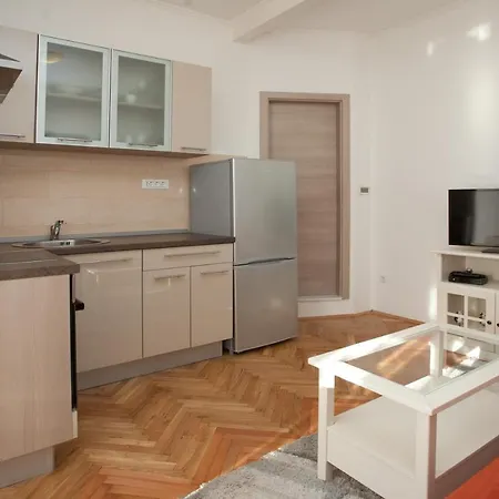 Modern Apt With Large Garden & Parking In Center Lägenhet