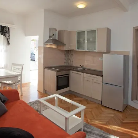 Modern Apt With Large Garden & Parking In Center