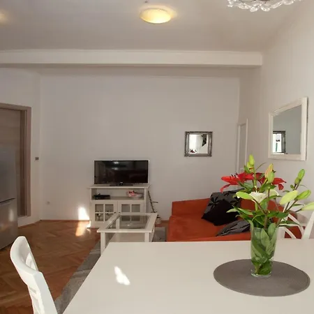 Lägenhet Modern Apt With Large Garden & Parking In Center *