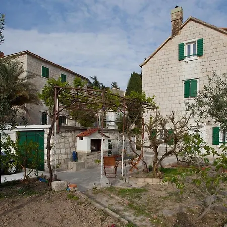 Modern Apt With Large Garden & Parking In Center * Split