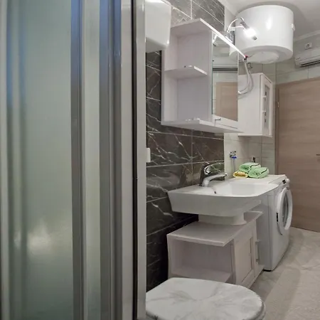Modern Apt With Large Garden & Parking In Center