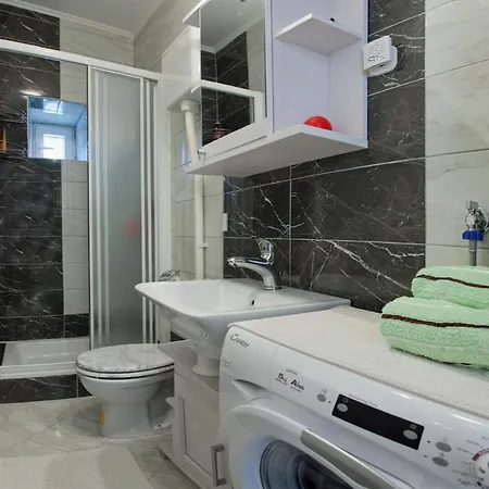 Modern Apt With Large Garden & Parking In Center Split