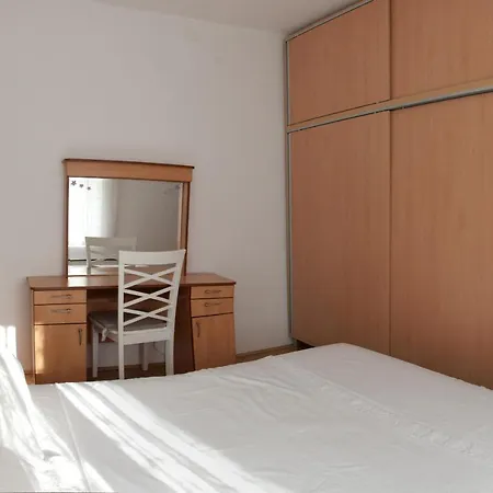 Lägenhet Modern Apt With Large Garden & Parking In Center *