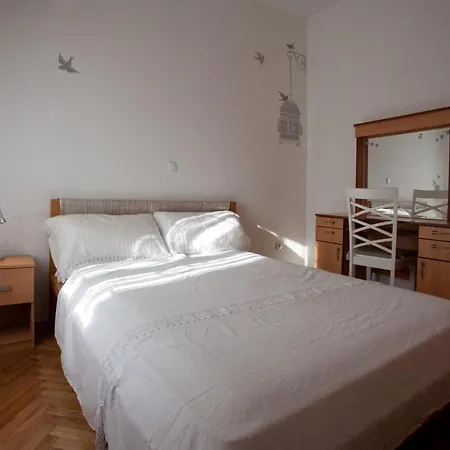Modern Apt With Large Garden & Parking In Center Apartment *